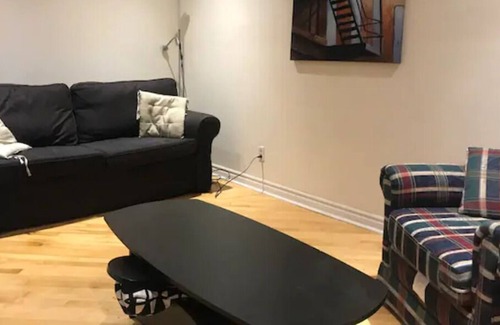 Cote-Saint-Paul Apartamento | Montreal Living Entire Apartment w/parking - 10 from Downtown