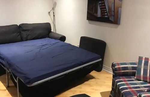 Cote-Saint-Paul Apartamento | Montreal Living Entire Apartment w/parking - 10 from Downtown