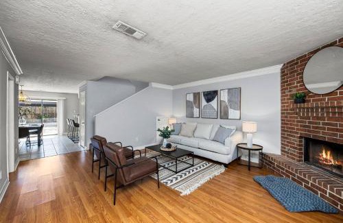 Montrose Casa | Montrose 2BR Sleeps 10 Walkable Gated Parking