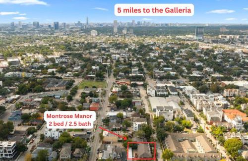 Montrose Casa | Montrose 2BR Sleeps 10 Walkable Gated Parking