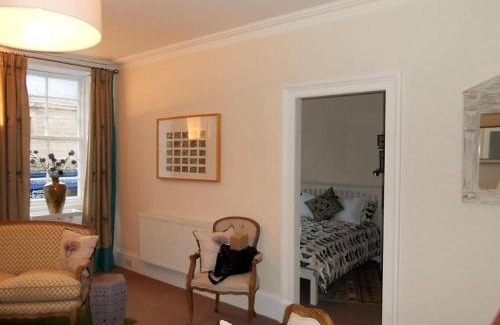 Selkirk Casa | Montrose Apartment