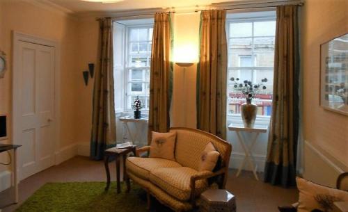Selkirk Casa | Montrose Apartment