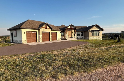 Monument Casa | Monument Majesty - Luxury Home w/ Mountain Views Spacious 4-bedroom modern house
