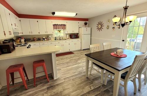 Mount Airy Casa | Moo Manor, 10 Mins from downtown Mayberry