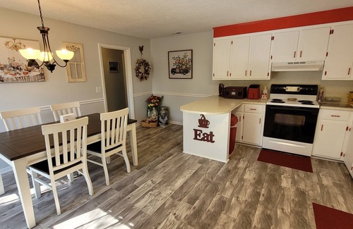 Mount Airy Casa | Moo Manor, 10 Mins from downtown Mayberry