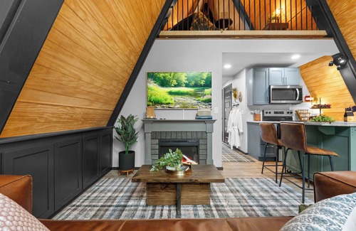 Omaha Cabina | Dreamy Couples’ Cabin | Creek + Private Hot Tub