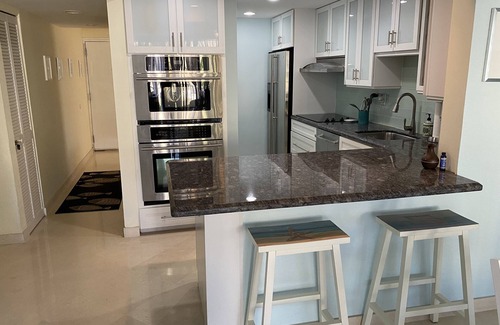 Largo Sound Village Condominio | Moon Bay Condo with Boat Slip Available summer 2025