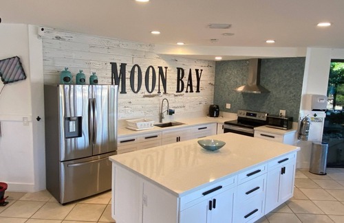 Largo Sound Village Condominio | Moon Bay Condo with Boat Slip Available summer 2025