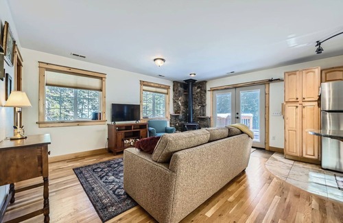 Black Hawk Cabina | Moon Creek Cabin - A Cozy, Rustic Mountain Retreat!