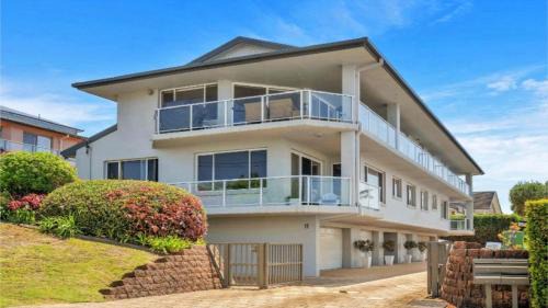 Terrigal Casa | Moon Glow Views, Short Walk To Beach Accom Holidays