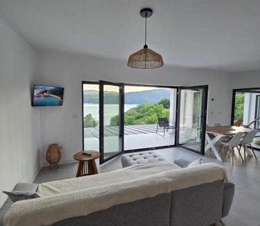 Hangu Casa | Moon Lake Bicaz - Aurora Sky