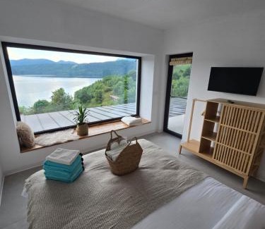 Hangu Casa | Moon Lake Bicaz - Aurora Sky