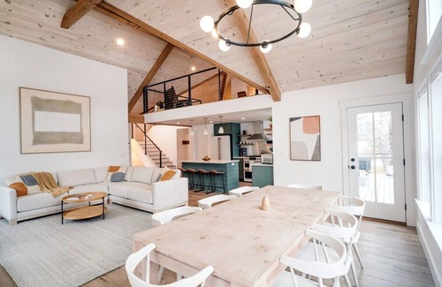 North Conway Casa | Moon Meadow Farmhouse: luxury getaway w/ hot tub