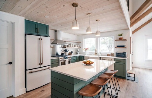 North Conway Casa | Moon Meadow Farmhouse: luxury getaway w/ hot tub