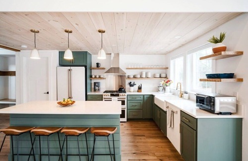 North Conway Casa | Moon Meadow Farmhouse: luxury getaway w/ hot tub