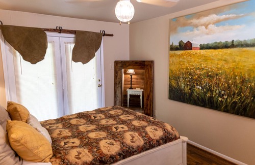 Satin Casa | Moon River Ranch - Gate House