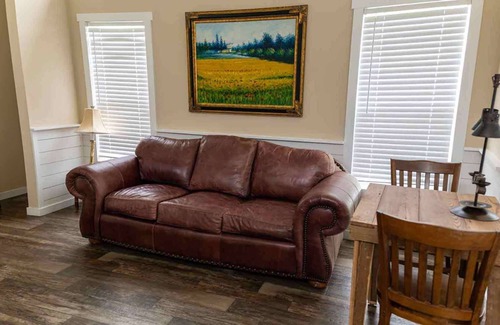 Satin Cabina | Moon River Ranch - Magnolia Cabin