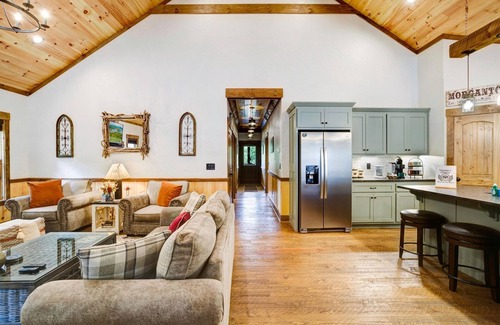 Morganton Cabina | Moonbeam - Elegant Modern Meets Rustic, Hot Tub, Firepit, Serene Oasis