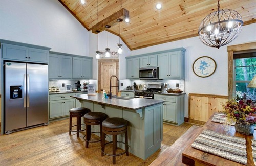 Morganton Cabina | Moonbeam - Elegant Modern Meets Rustic, Hot Tub, Firepit, Serene Oasis