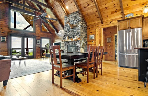 Marion Cabina | Moondance | Log Cabin with Hot Tub, Fire Pit & Mountain Views!