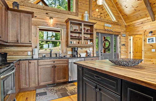Marion Cabina | Moondance | Log Cabin with Hot Tub, Fire Pit & Mountain Views!