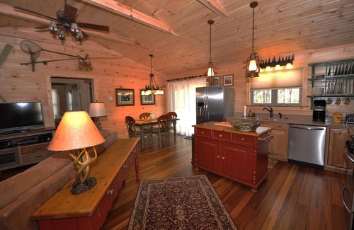 Hot Springs Cabina | MoonDance River Cabin, ¡vive el romance! Cabina de lujo con bañera de hidromasaje.
