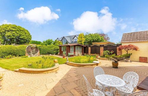 Christchurch Casa | Moongate