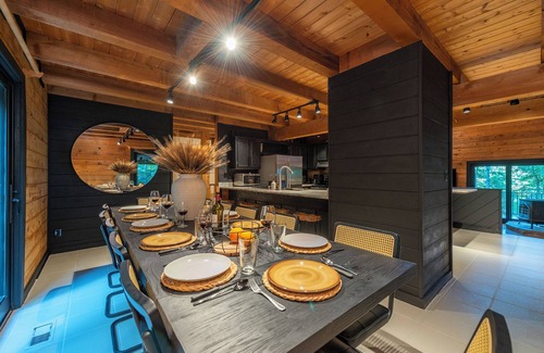 Horse Shoe Casa | Moonlight Mountain Manor w Medicinal Cedar Hot Tub + Game Room + Yoga Studio
