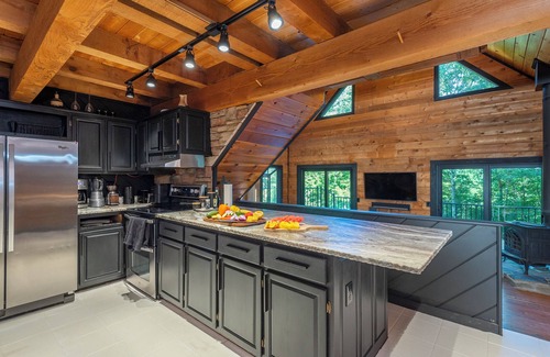 Horse Shoe Casa | Moonlight Mountain Manor w Medicinal Cedar Hot Tub + Game Room + Yoga Studio
