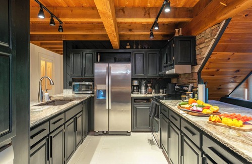 Horse Shoe Casa | Moonlight Mountain Manor w Medicinal Cedar Hot Tub + Game Room + Yoga Studio