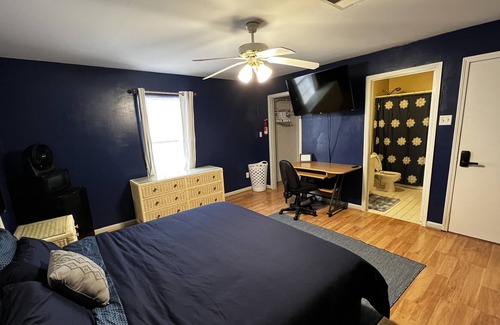 Gulf Breeze Cama Y Desayuno | Moonlit Midnight Room - READ DESCRIPTION, FREE coffee, pets welcome!
