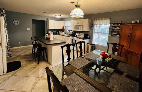 Gulf Breeze Cama Y Desayuno | Moonlit Midnight Room - READ DESCRIPTION, FREE coffee, pets welcome!
