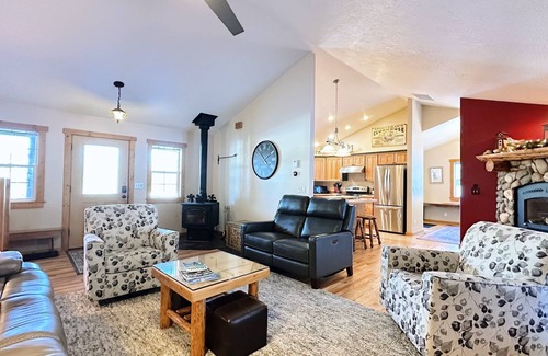 McCall Cabina | Moonridge Lodge – The Ultimate Work and Play Retreat