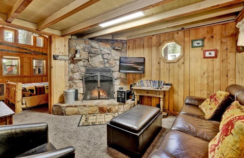 Summit Estates Chalet De Esquí | Moonridge R n R- Cozy Single Level Central Chalet Home