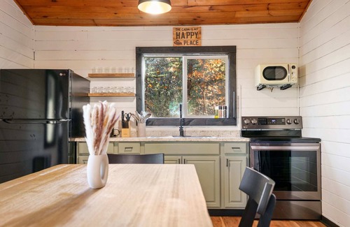 Ellijay Cabina | Moonrise Retreat with Spa, Fire Pit, 8 min to Town