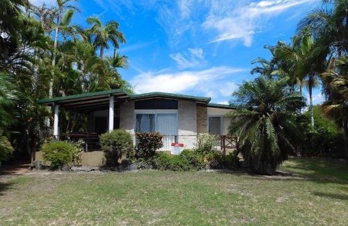 Traviston Casa | Moonshadow-Burrum Heads- Beachfront- 3BR- Water Views