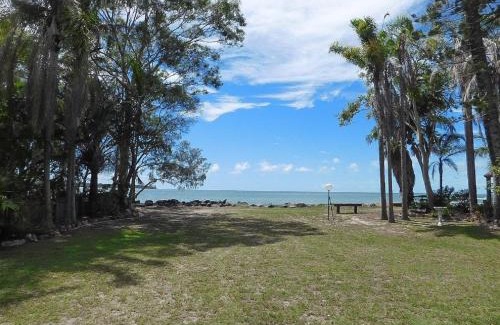 Traviston Casa | Moonshadow-Burrum Heads- Beachfront- 3BR- Water Views