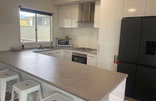 Moonta Bay Casa | Moonta Bay Holiday Home - Modern holiday home, Free WiFi! Off peak special!