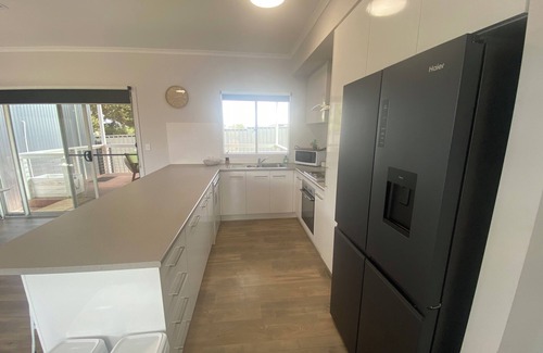 Moonta Bay Casa | Moonta Bay Holiday Home - Modern holiday home, Free WiFi! Off peak special!