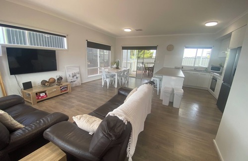 Moonta Bay Casa | Moonta Bay Holiday Home - Modern holiday home, Free WiFi! Off peak special!