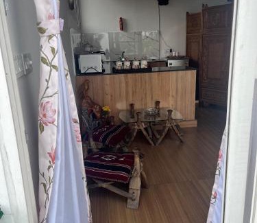 The Mall Road Apartamento | Moonwind, two bedroom suite with sitting room and kitchenette, comfortable and modern