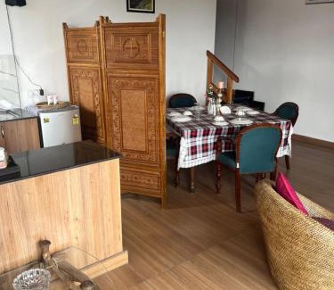 The Mall Road Apartamento | Moonwind, two bedroom suite with sitting room and kitchenette, comfortable and modern