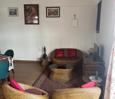 The Mall Road Apartamento | Moonwind, two bedroom suite with sitting room and kitchenette, comfortable and modern