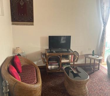 The Mall Road Apartamento | Moonwind, two bedroom suite with sitting room and kitchenette, comfortable and modern