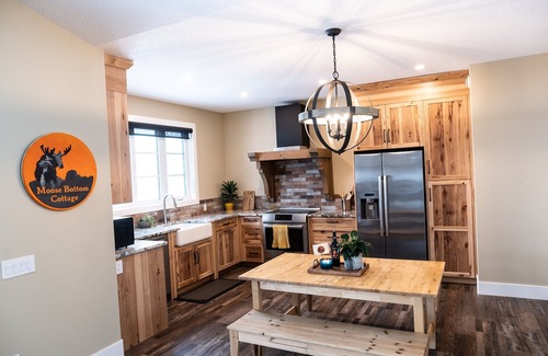 Cochrane Cabaña | Moose Bottom Cottage/entire home/pet/garage