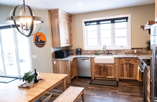 Cochrane Cabaña | Moose Bottom Cottage/entire home/pet/garage
