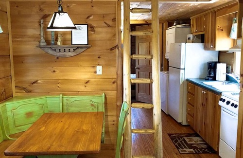 Franklin Cabina | Alquiler de cabañas Big Bear 2 BD / 1 cabaña BA Moose - Cerca de la ciudad, tranquilo, con vistas al bosque