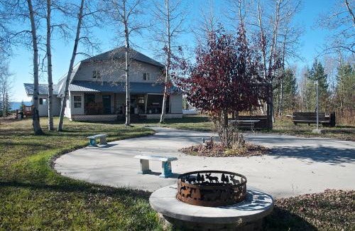 Island Park Casa | Moose Drool by KABINO 5 acres Fire Pit Pool Table Ping Pong Foosball WiFi Grill Mtn Trails