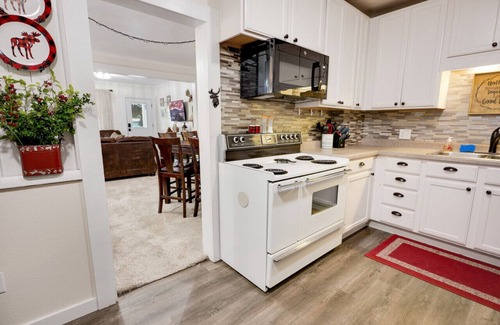 Garden City Apartamento | Moose Haven | Pet Friendly Retreat w/Hot Tub