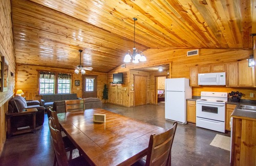 Board Camp Cabina | Moose Lodge|18Acres|Private Creek|Swim|Hiking|ATV Trails|Mtn Cabin